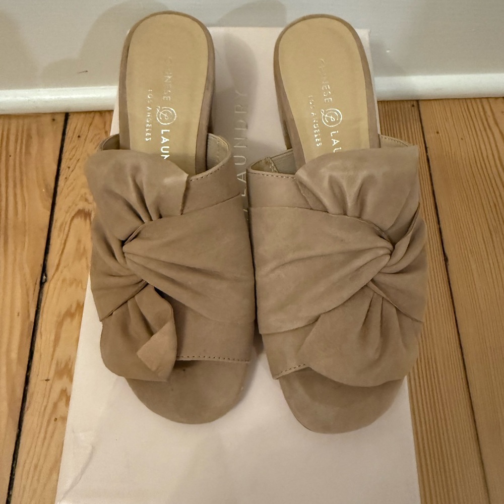 Chinese Laundry Women's Knotted Tan Mules